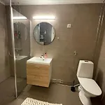 Apartamento Kaksio 51m2 Ilmaisella Pysaekoeinnillae Ja Parvekkeella *